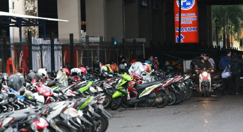 int EVALUASI--Anggota DPRD Kota Makassar kembali akan mengevaluasi perparkiran di kota Makassar yang dinilai mulai amburadul dan tukang parkir liar yang kian hari semakin merajalela. Tampak parkir di kota Makassar.