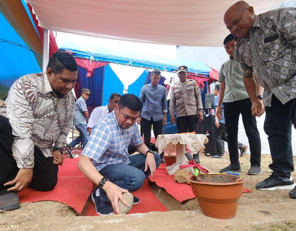 IST PEMBANGUNAN -- Bupati Gowa, Adnan Purichta Ichsan meletakkan batu pertama pembangunan gereja GPdI Filadelfia Romanglompoa.