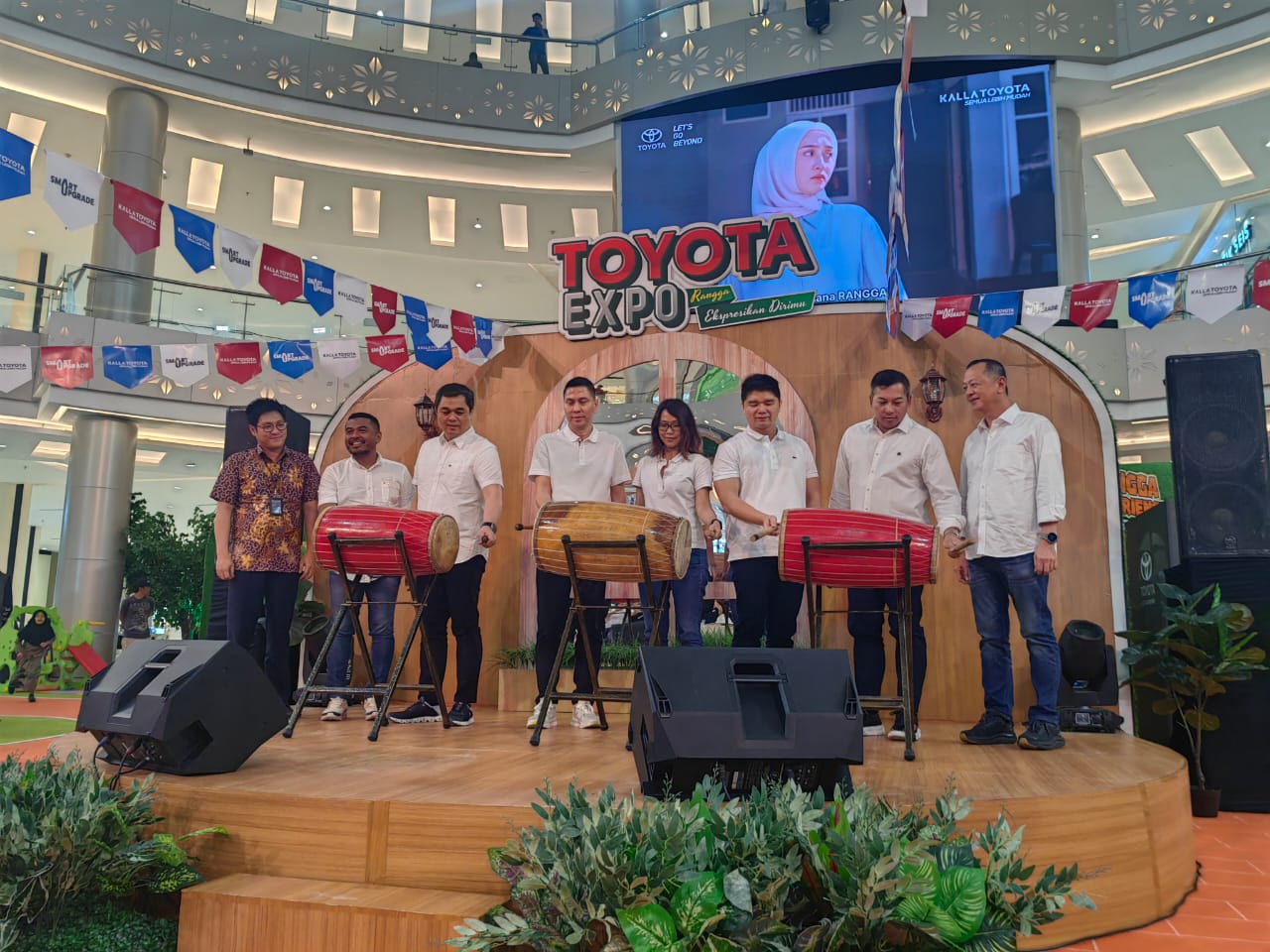 PEMBUKAAN -- Chief Operation Officer Kalla Toyota, Robby Wijaya (empat dari kiri), Marketing General Manager Kalla Toyota, Suliadin (dua dari kiri) bersama perwakilan Toyota Astra Motor dan mitra pembiayaan Kalla Toyota, menabuh gendang sebagai tanda pembukaan Toyota Expo by Kalla Toyota di TSM Makassar