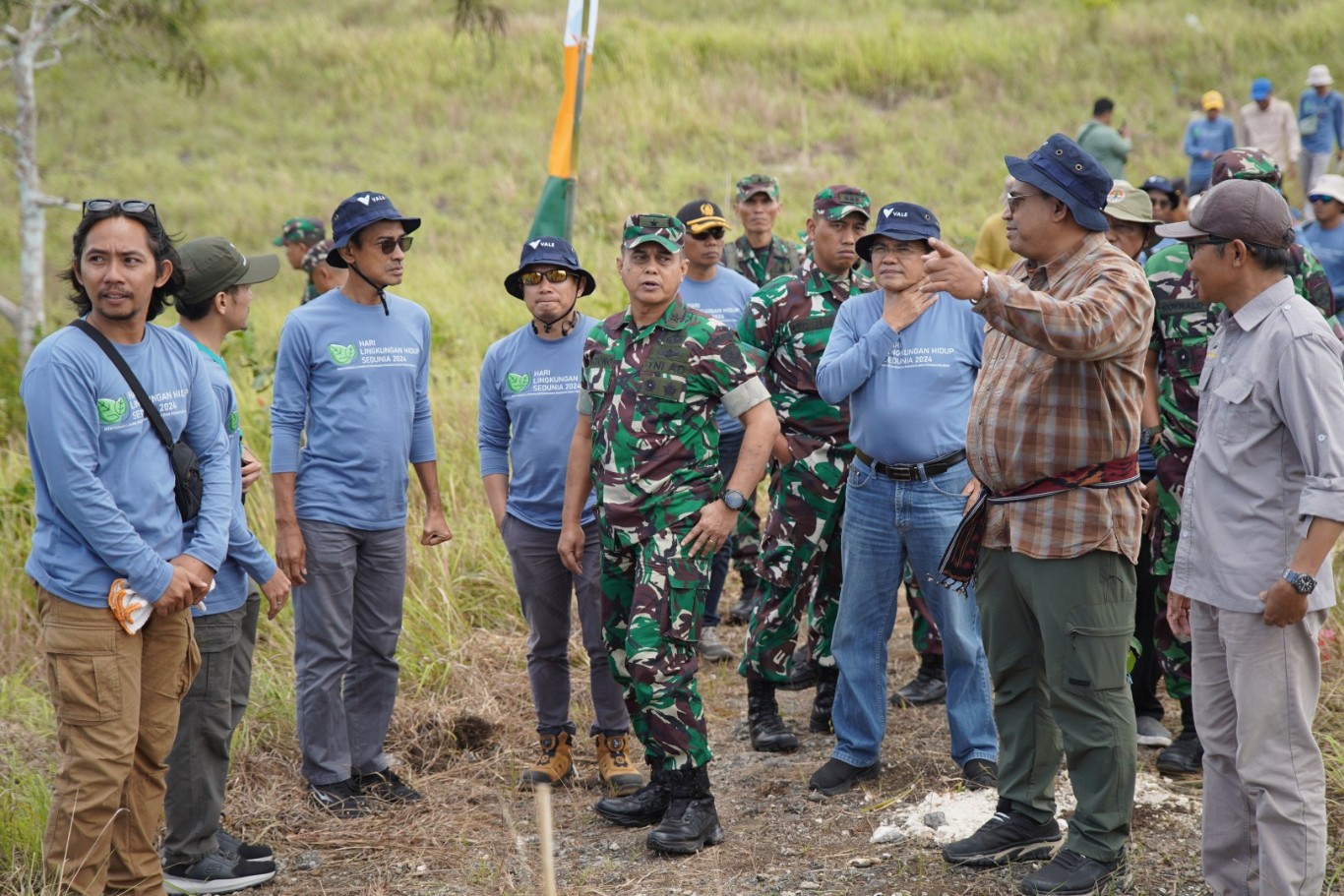 PENANAMAN -- Vice President Director PT Vale Indonesia Tbk Adriansyah Chaniago (tiga dari kiri) mendampingi Kadis LHK Provinsi Bali, I Made Teja, Asisten Administrasi Umum dan SDM Pemkab Klungkung, Dewa Gde Darmawan, Kasdam IX/Udayana, Brigjen TNI Hartono, Danrem 163/Wirasatya, Brigjen TNI Ida Bagus Ketut Surya Wedana, Direktur Konservasi Tanah dan Air Ditjen Pengendalian Daerah Aliran Sungai dan Rehabilitasi Hutan Kementerian LHK, Zainal Airifin, melakukan penanaman pohon.