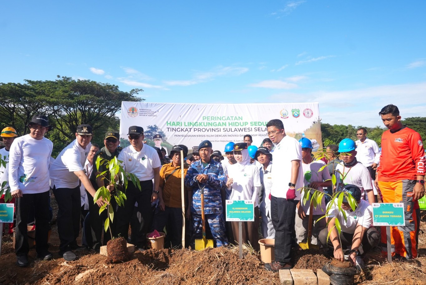 PENANAMAN -- Pj Gubernur Sulsel, Prof Zudan Arif Fakrulloh didampingi Bupati Pangkep, Muhammad Yusran Lalogau, Direktur Keuangan PT Semen Tonasa, Anis, dan jajaran Forkopimda melakukan penanaman pohon pada peringatan Hari Lingkungan Hidup Sedunia tingkat Provinsi Sulawesi Selatan tahun 2024.