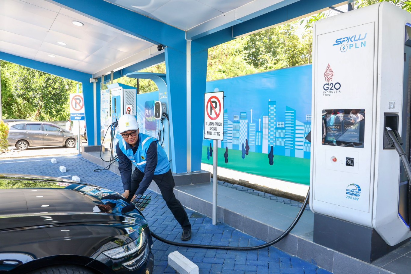 PENGECEKAN --Direktur Utama PLN, Darmawan Prasodjo melakukan pengecekan SPKLU _ultra fast charging_ di _rest area_.