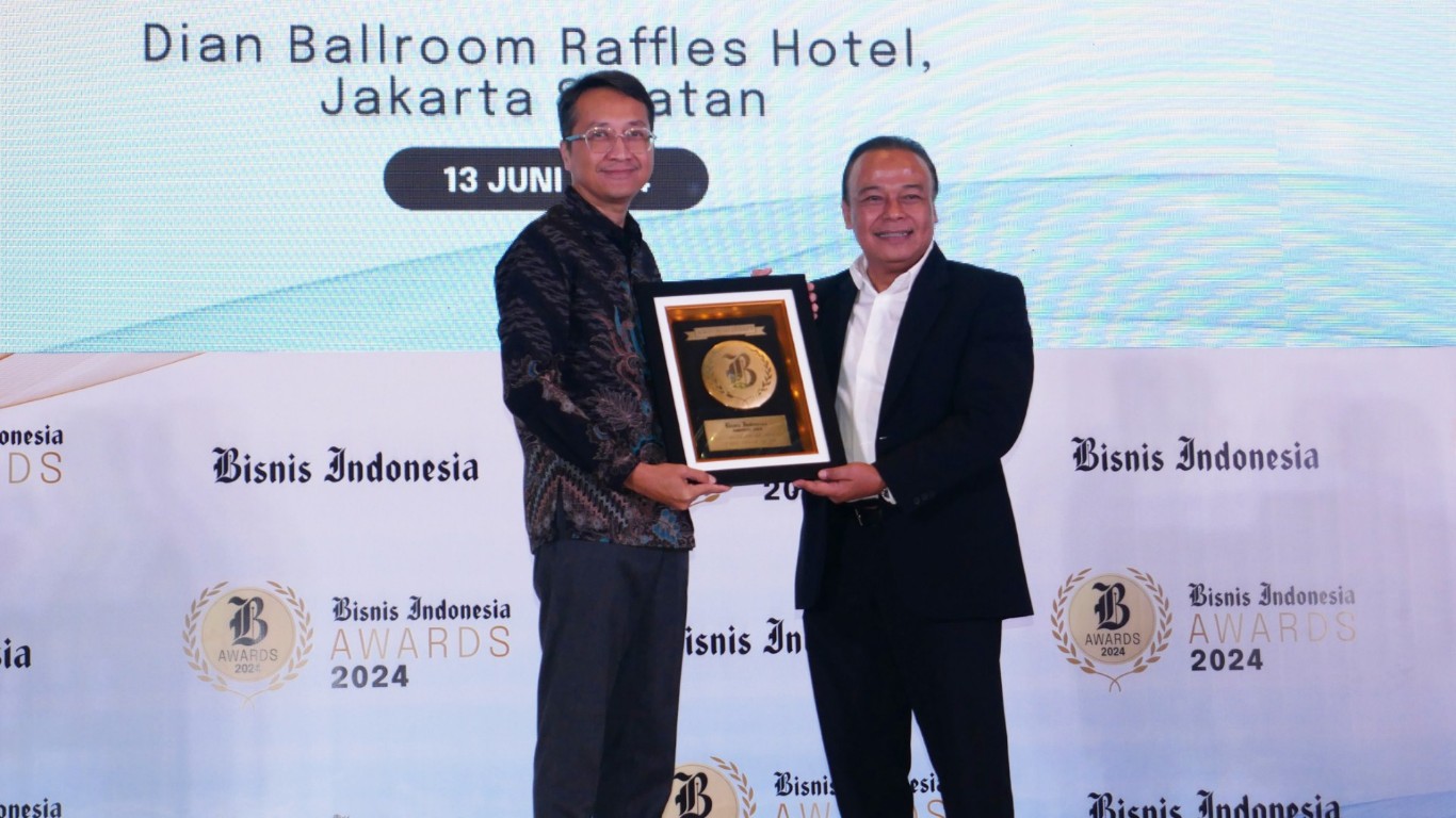 PENGHARGAAN -- Head of Communications PT Vale, Suparam Bayu Aji (kiri) mewakili PT Vale menerima penghargaan sebagai perusahaan 