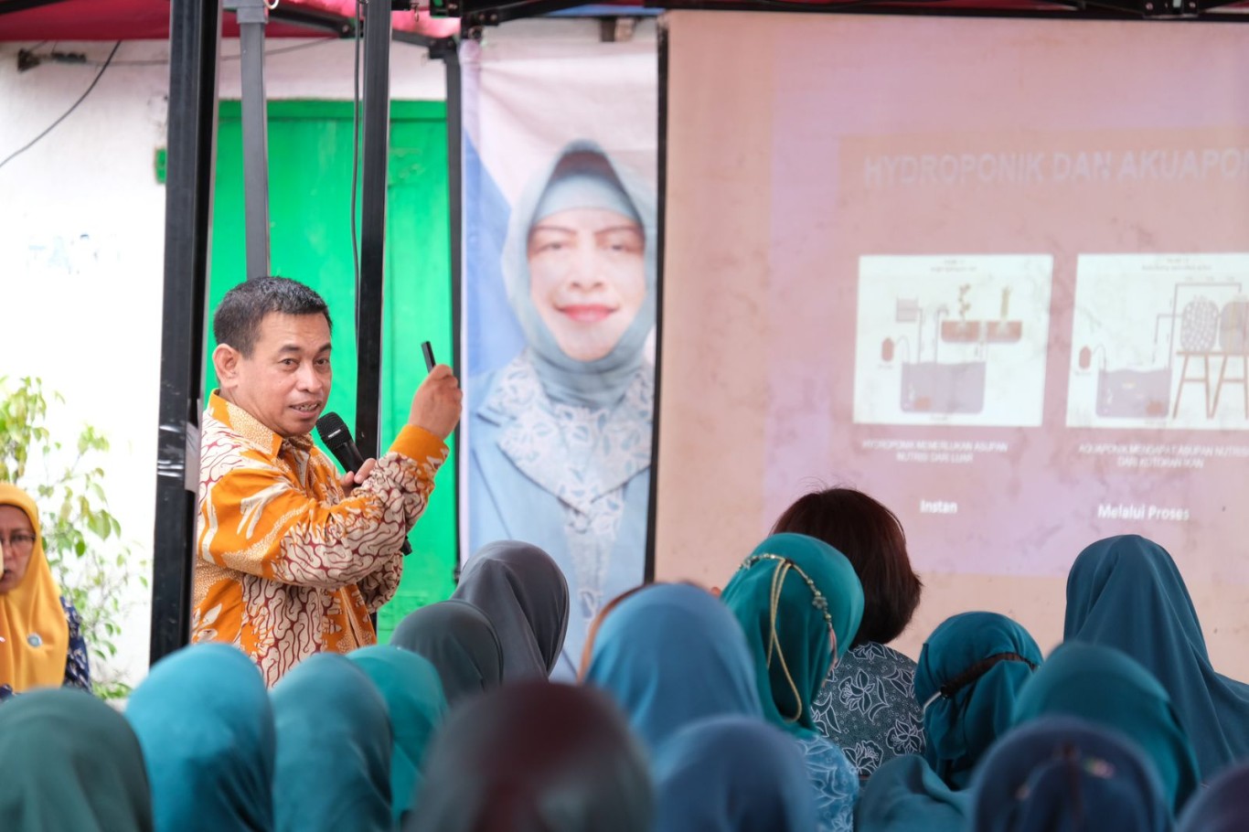 ist SOSIALISASI--TP PKK Kota Makassar terus memperkuat upaya pemberdayaan masyarakat dengan menggelar sosialisasi program Kampung Hatinya PKK di beberapa lorong binaan PKK seperti di lorong binaan PKK di Kecamatan Wajo, Kamis (6/6).