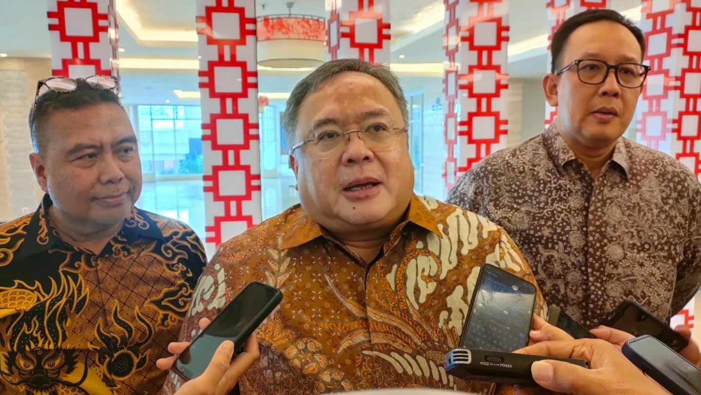 STRATEGIS -- Komisaris Utama Telkom PT Telkom Indonesia, Bambang Permadi Soemantri Brodjonegoro (tengah) didampingi Senior Vice President Corporate Communication & Investor Relation Telkom, Ahmad Reza (kanan) dan AVP External Communication Telkom, Sabri Rasyid (kiri), menjelaskan sejumlah langkah strategis Telkom dalam memasuki usianya yang ke-59 tahun pada 6 Juli 2024 mendatang.