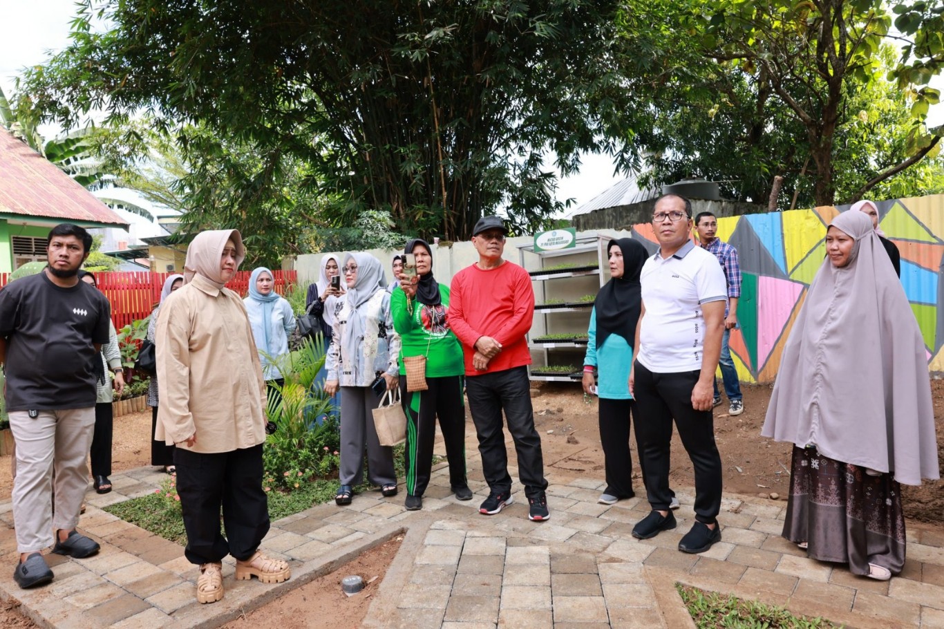 ist TINJAU--Wali Kota Makassar Moh Ramdhan Danny Pomanto saat mengunjungi Kantor Kelurahan Manggala dan beberapa RT serta lorong wisata.Minggu, (9/6).Danny optimis Manggala wakili Sulsel di Lomba Kelurahan Terpadu.