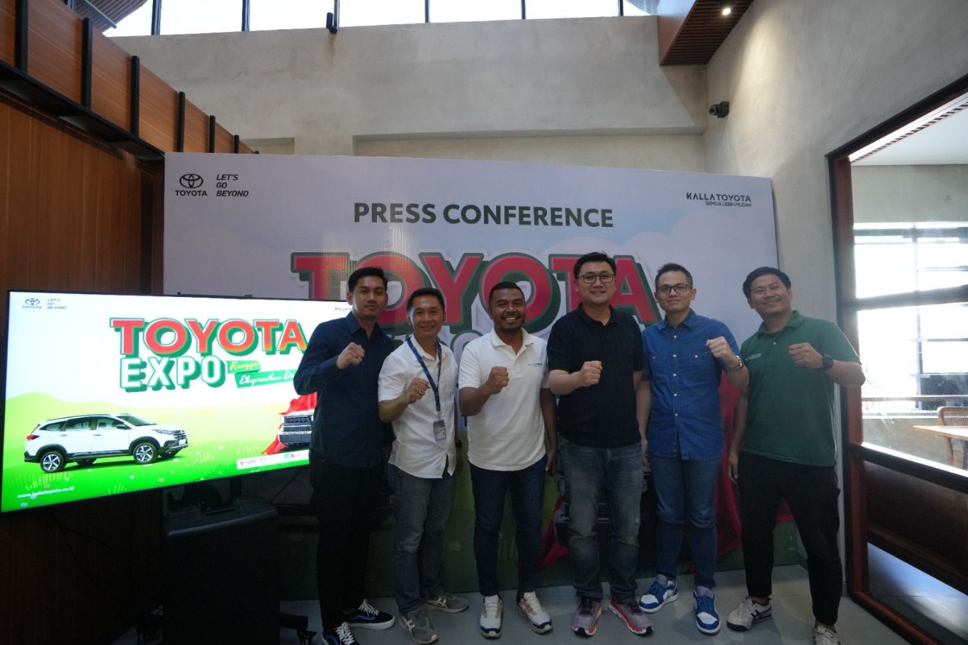 TOYOTA EXPO -- Marketing General Manager Kalla Toyota, Suliadin (tiga dari kiri), West Regional General Manager Kalla Toyota, Andyka Susanto (tiga dari kanan), dan Mifta Farid S Putra, Customer First Manager (kanan) bersama para mitra pembiayaan Kalla Toyota pada acara press conference Toyota Expo 'Rangga Ekspresikan Dirimu'.