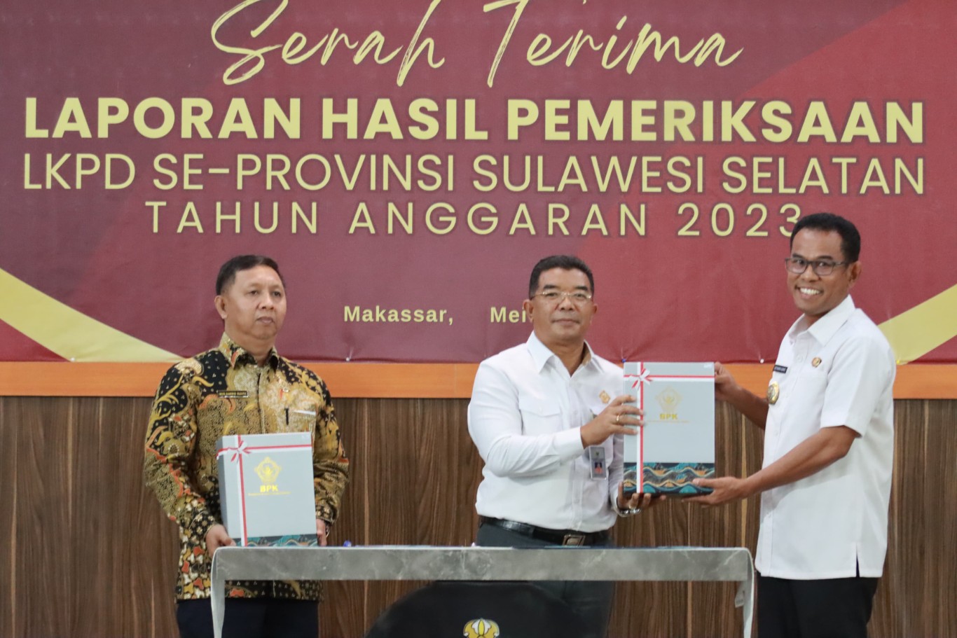 WTP -- Penjabat Bupati Takalar, Setiawan Aswad, saat menerima WTP.