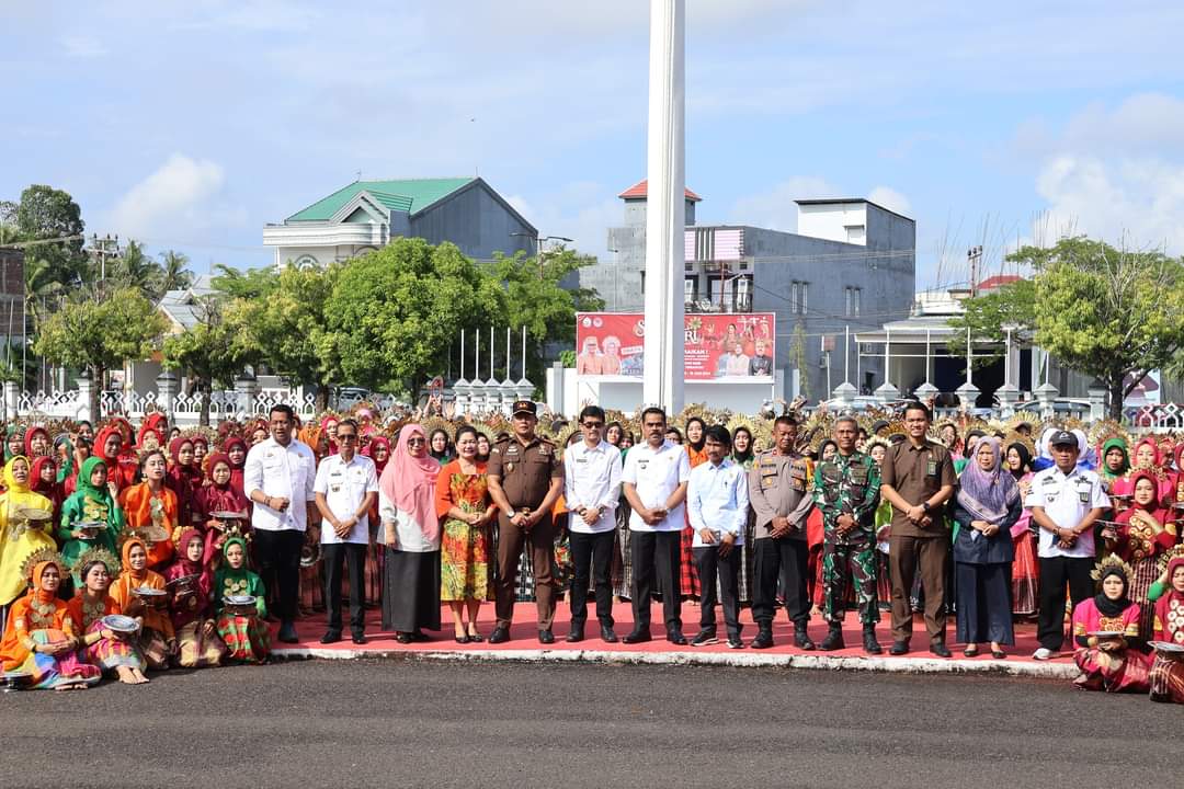 SULSEL MENARI -- Sebanyak 1.027 penari dengan menggunakan baju bodo mengikuti Sulsel Menari digelar serentak di Stadion Andi Ninnong, Rabu (11/6). 