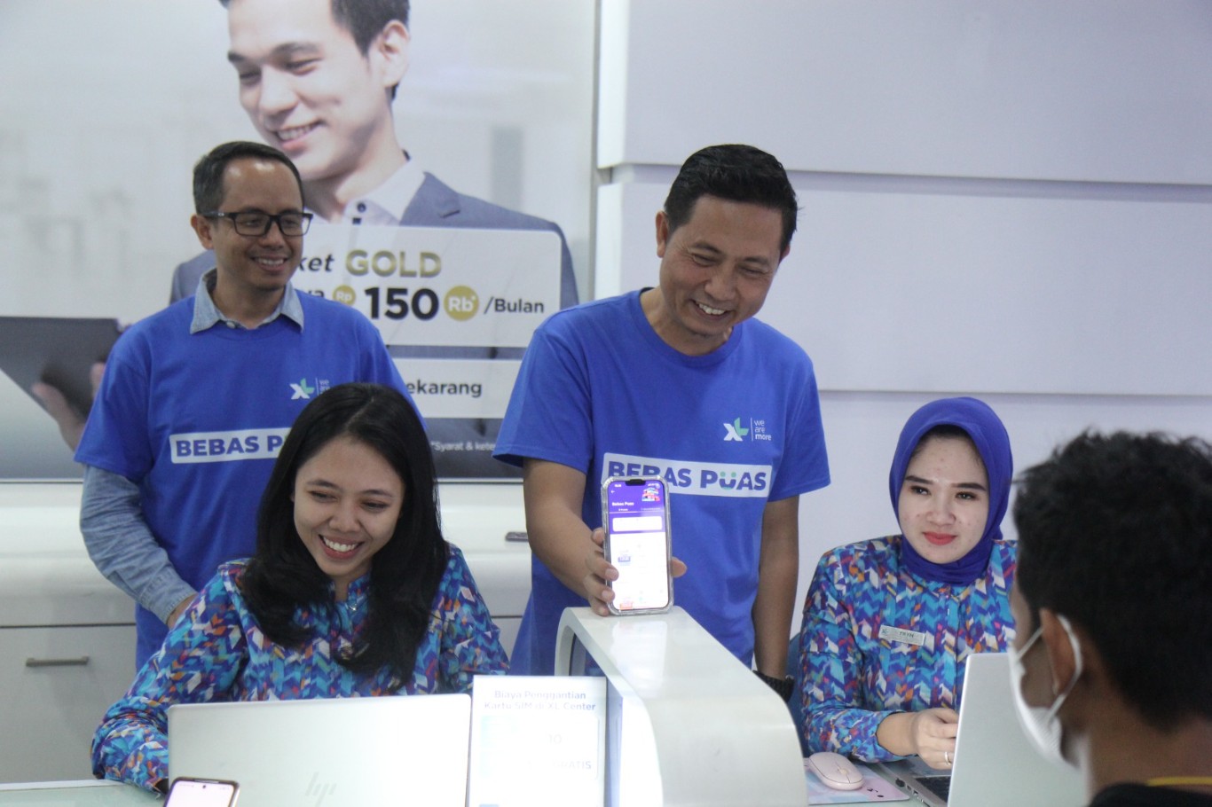 XL BEBAS PUAS -- Kiri ke kanan: Caretaker Sulawesi area XL Axiata, Mozes H Baottong dan Group Head XL Axiata East Region, Dodik Ariyanto dalam acara peluncuran paket baru 'Bebas Puas' di Surabaya, Rabu (5/6).