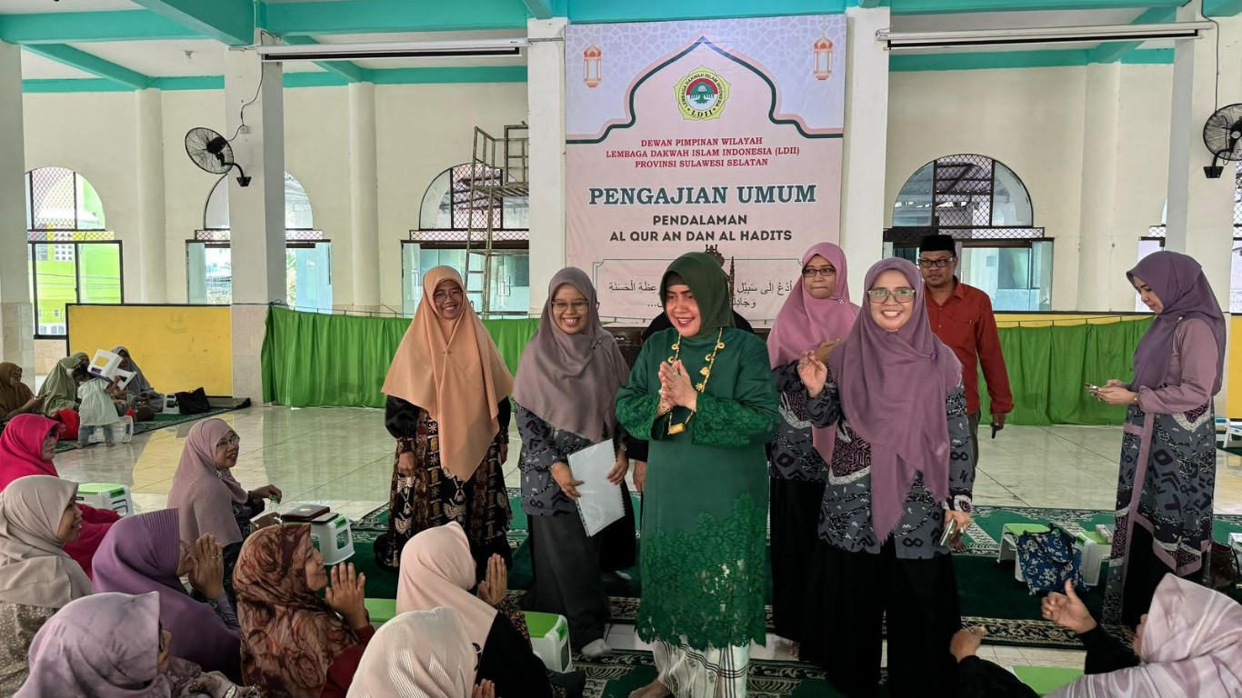 ist HADIRI--Ketua TP PKK Kota Makassar Indira Yusuf Ismail mengikuti pengajian yang digelar oleh Lembaga Dakwah Islam Indonesia (LDII) Kota Makassar di Mesjid Roudhutol Jannah, Minggu (23/6).