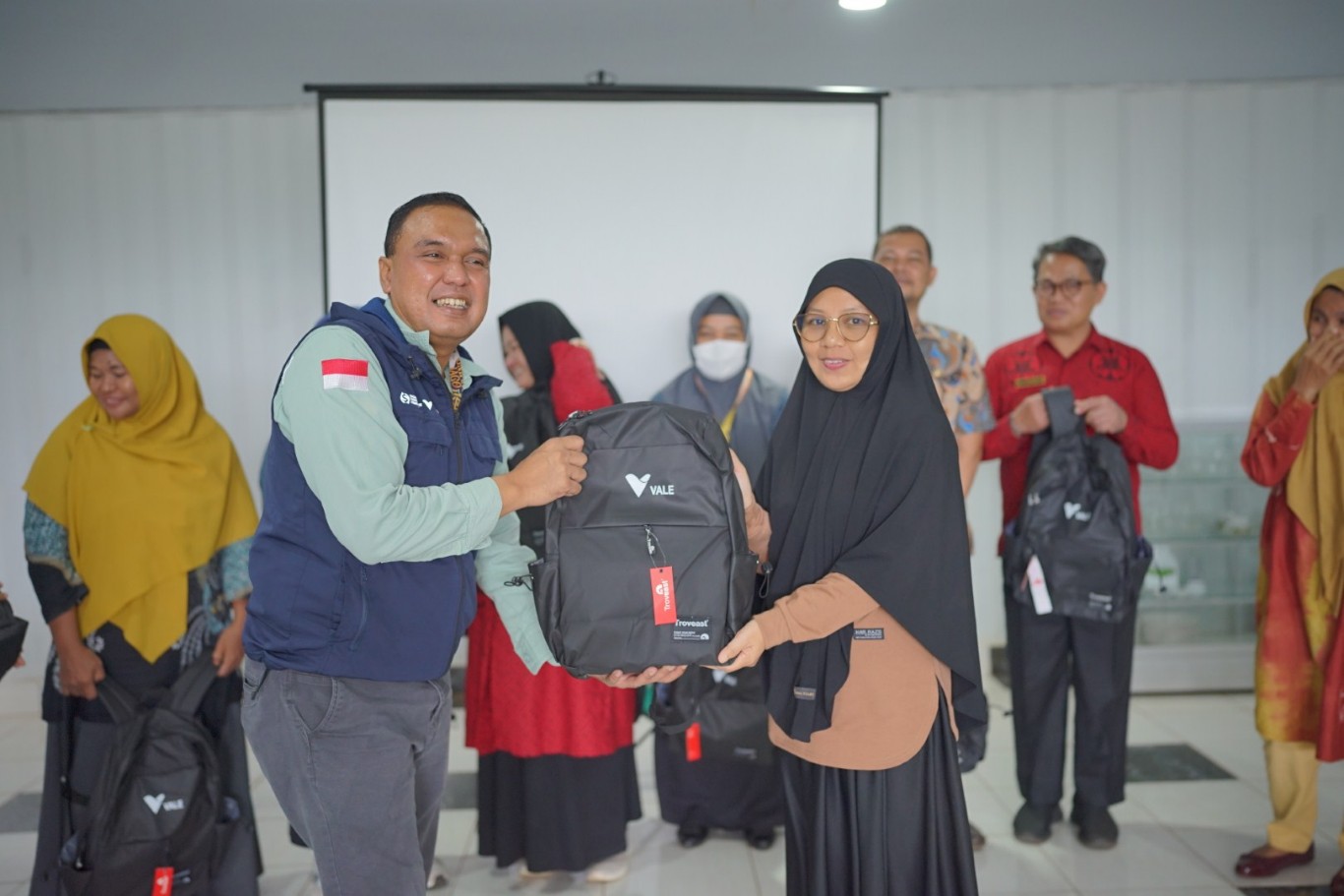 BANTUAN -- Head of External Relations, Endra Kusuma, menyerahkan bantuan Alkes dan paket makanan sehat pada sembilan Puskesmas di area pemberdayaan.