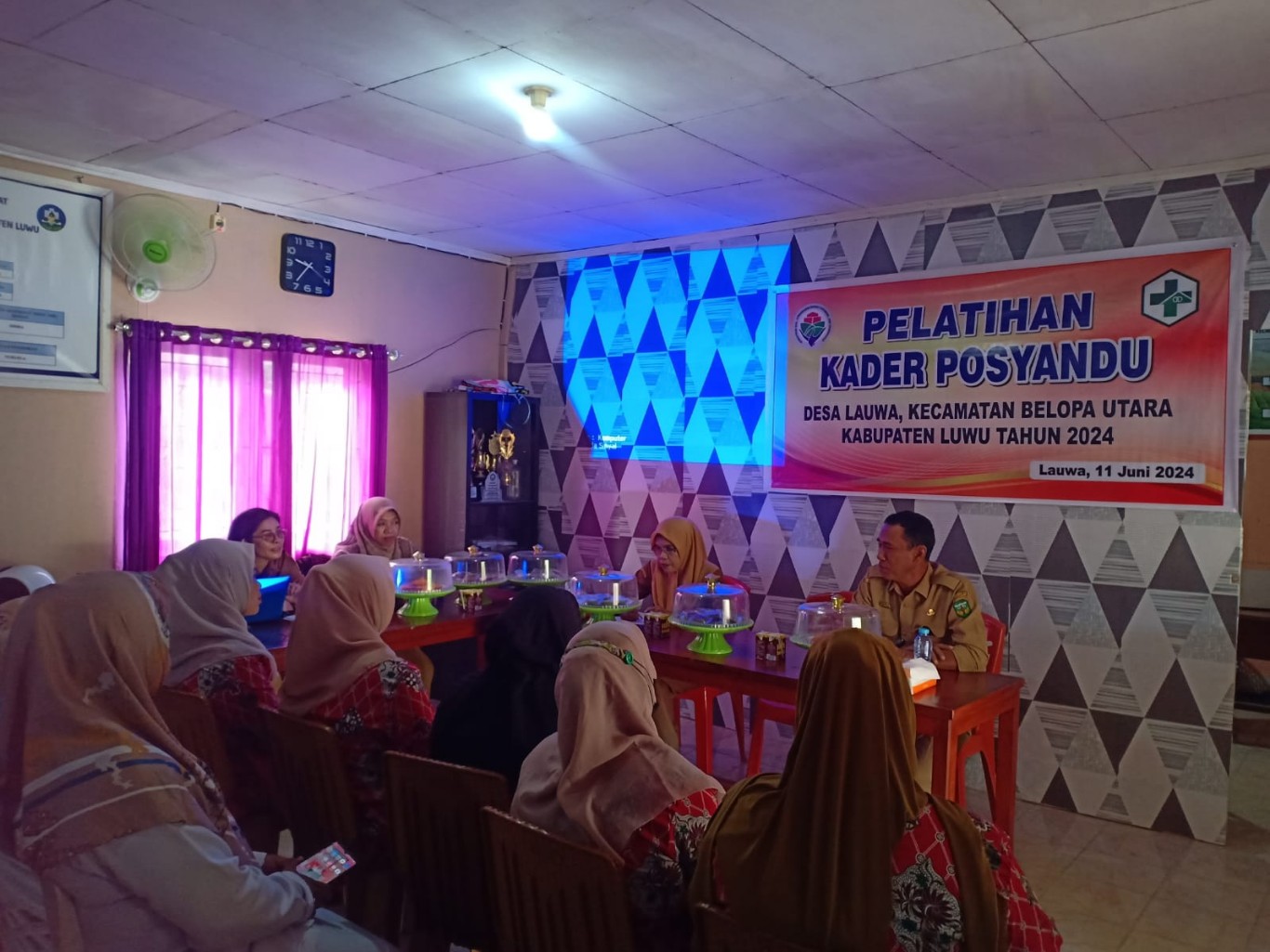 POSYANDU --Pemerintah Desa Lauwa mengadakan sebuah kegiatan pembinaan kader posyandu di ruangan kantor kerjanya, Selasa (11/6).
