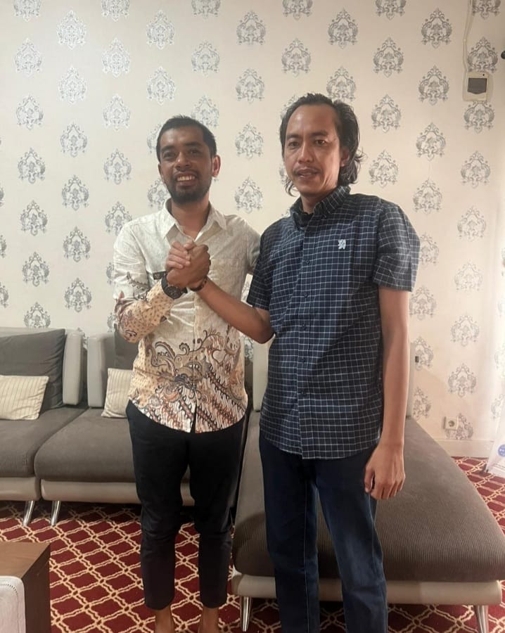 BERDAMAI -- Komisioner KPU Takalar, Muh Ridwan (kanan) bersalaman dengan Kades Taroang, Syamsualam setelah keduanya sepakat berdamai.