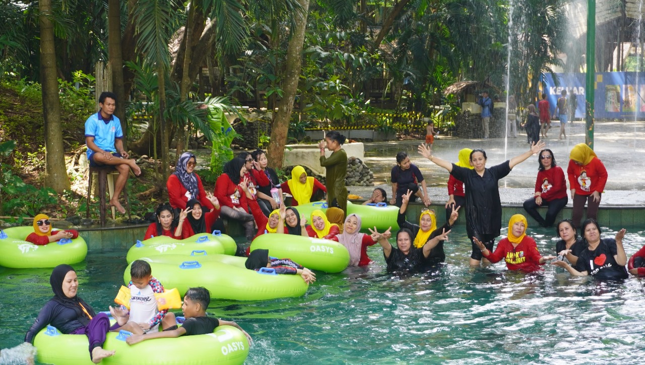 BUGIS WATERPARK -- Keseruan pengunjung di kawasan Bugis Waterpark Adventure. Dalam beberapa waktu terakhir, tren pengunjung terus meningkat.