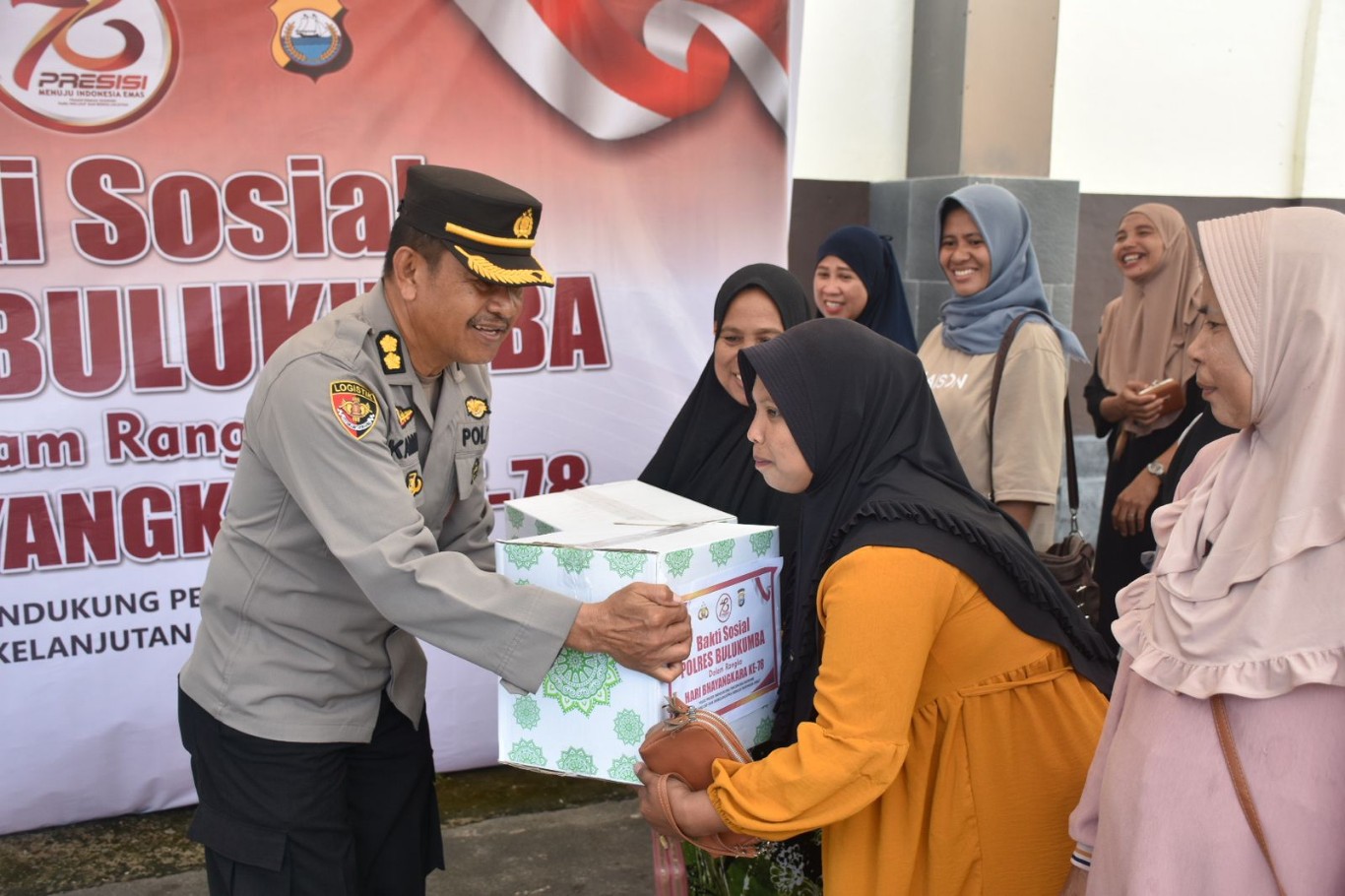 SEMBAKO -- Polres Bulukumba berbagi paket sembako kepada warga di depan ruangan Satnarkoba Polres Bulukumba, dalam rangka jelang peringatan hari Bayangkara ke-78, Selasa (25/6) siang.