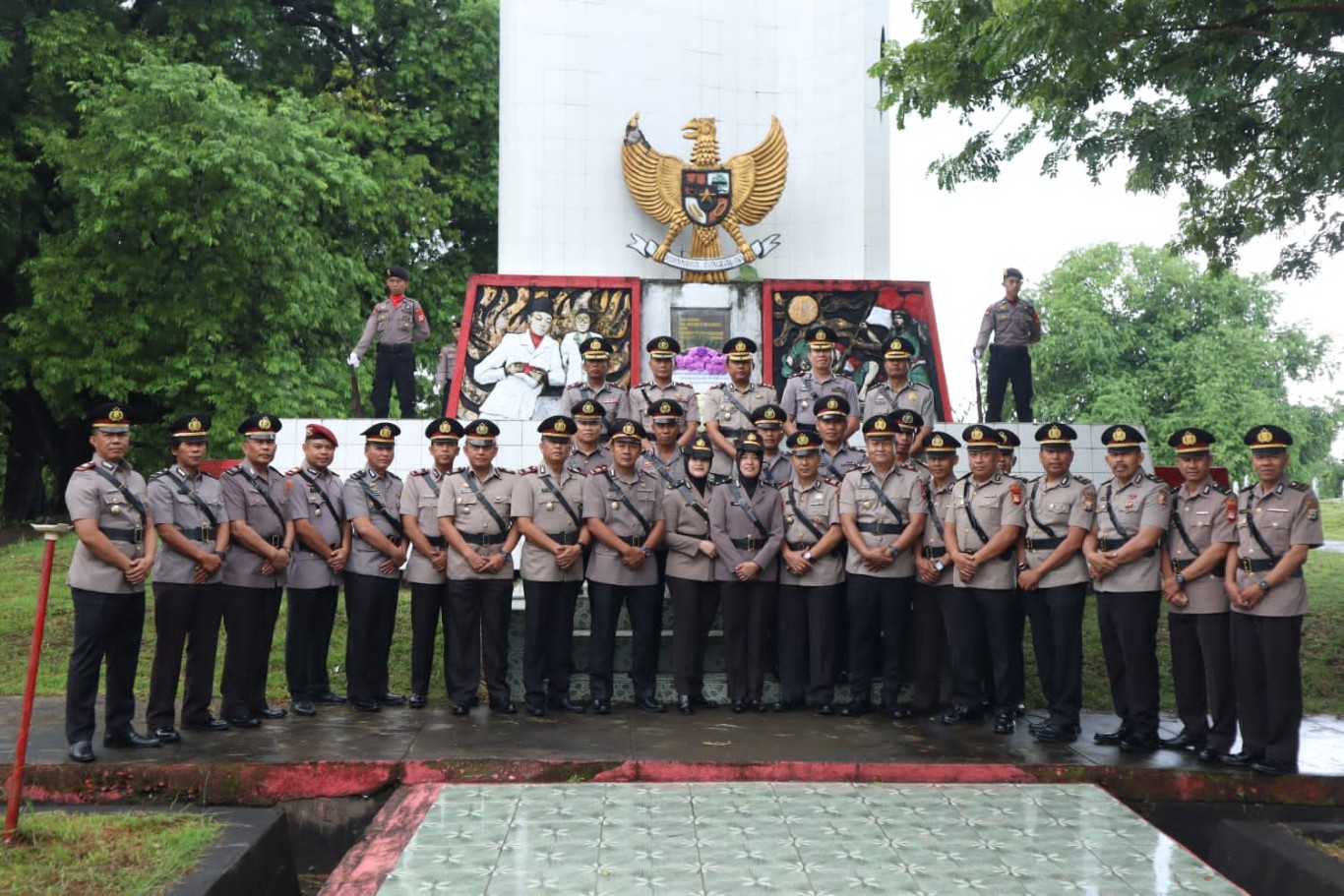UPACARA -- Kapolres Bulukumba AKBP Andi Erma Suryono foto bersama usai memimpin upacara dan ziarah ke TMP Taccorong Bulukumba dalam rangka memperingati hari Jadi Bhayangkara ke-78 tahun 1 Juli 2024 mendatang, Senin (24/6). 