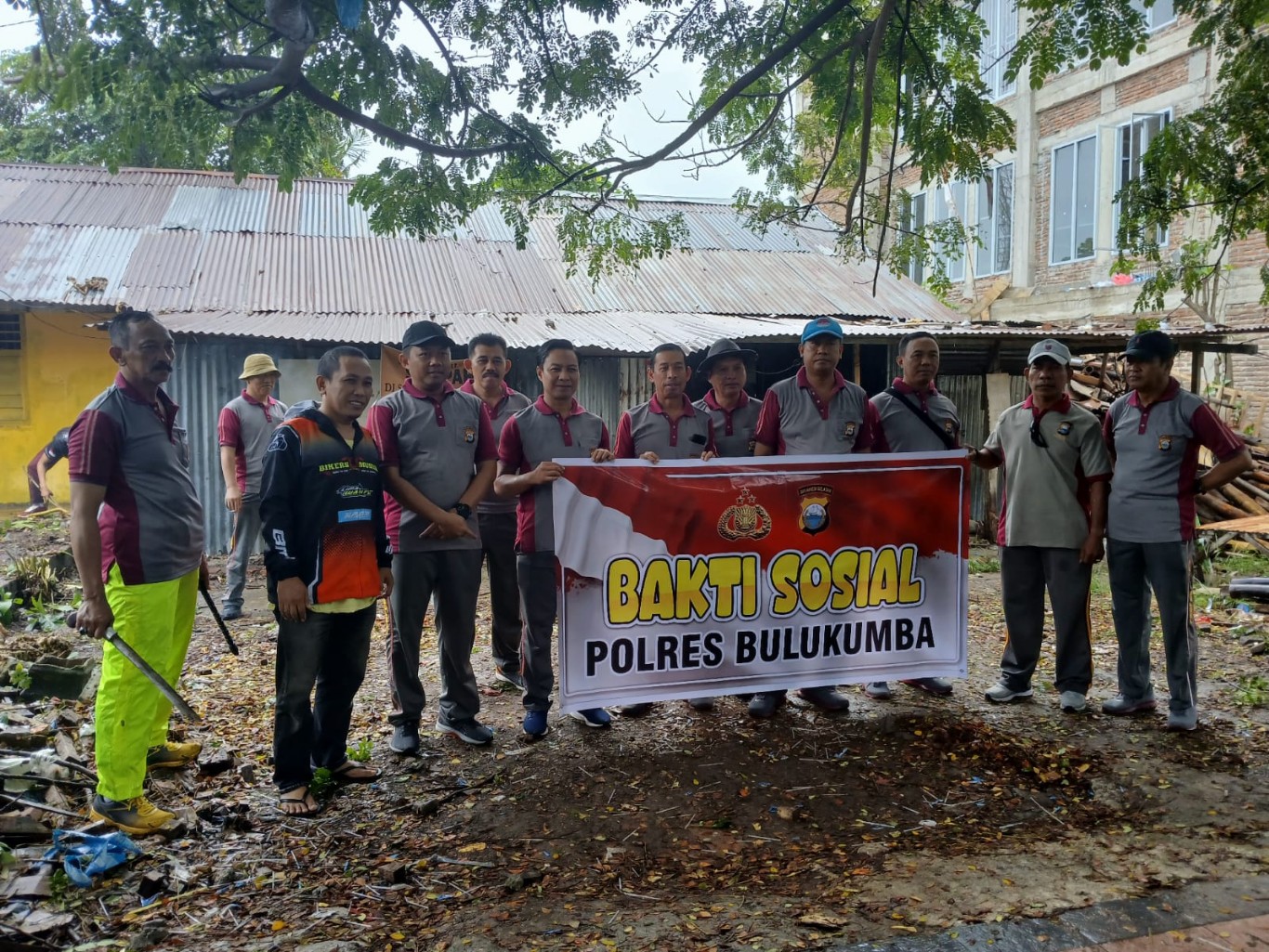 BAKSOS -- Kepolisian Resor Bulukumba menggelar Bakti Sosial membersihkan didua lokasi jelang peringatan hari Bhyangkara 1 Juli mendatang, Jumat (7/6) pagi. 