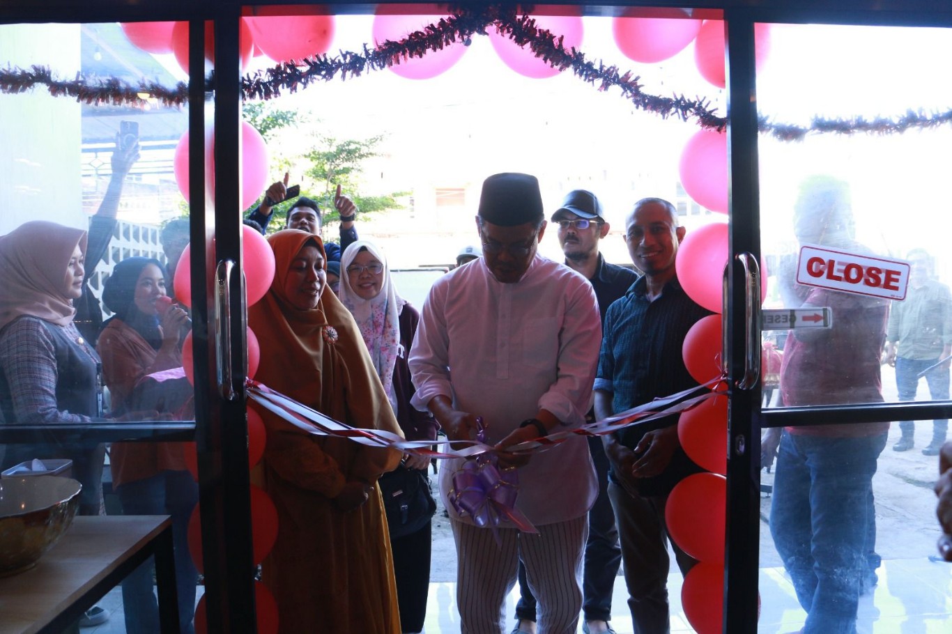 LUNCURKAN -- Wakil Bupati Bulukumba Andi Edy Manaf meluncurkan Dellpizza Cabang Jalan Kusuma Bangsa, samping RS Ibu dan Anak Yasira, Jumat (7/6). 