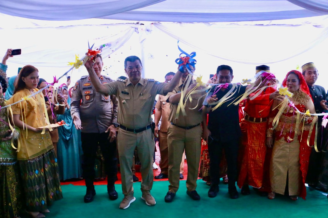 GRAND OPENING -- Bupati Bulukumba Andi Muchtar Ali Yusuf bersama Wabup Andi Edy Manaf menghadiri Grand Opening Rumah Produksi Sambel Mama Aji di Borongloe, Desa Benteng Gantarang Kecamatan Gantarang, Senin (3/6).