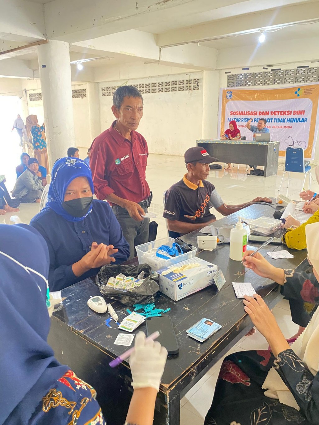 PERIKSA KESEHATAN -- Dinas Lingkungan Hidup dan Kehutanan (DLHK) bekerjasama Dinas Kesehatan (Dinkes) Kabupaten Bulukumba melakukan sosialisasi dan pemeriksaan kesehatan gratis bagi petugas kebersihan. 