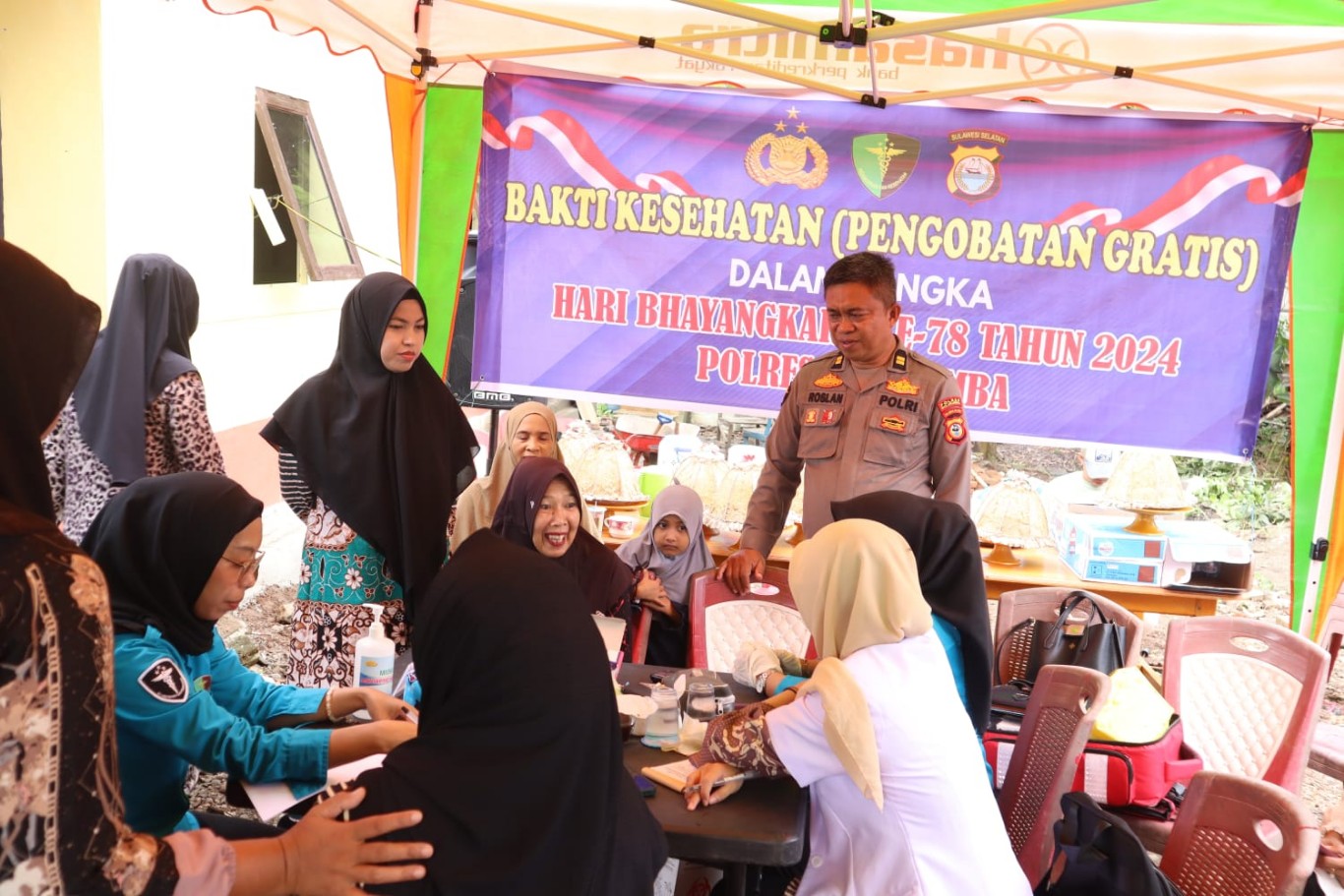 PENGOBATAN GRATIS -- Klinik Polres Bulukumba menggelar kegiatan sosial yakni Bakti Kesehatan pengobatan gratis kepada masyarakat dalam rangka hari jadi Bhayangkara Ke-78 tahun 2024 Desa Seppang Dusun Mattirowalie Kecamatan Ujung Loe Kabupaten Bulukumba, Sulsel (26/6).