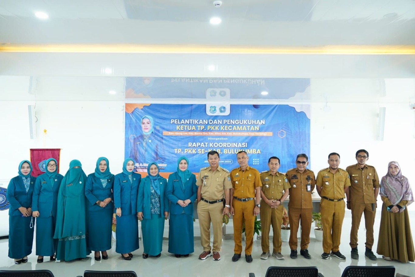 LANTIK -- Ketua TP PKK Bulukumba Andi Herfida Muchtar melantik para ibu Ketua PKK Kecamatan di lantai 4 Gedung Pinisi, Selasa (11/6).