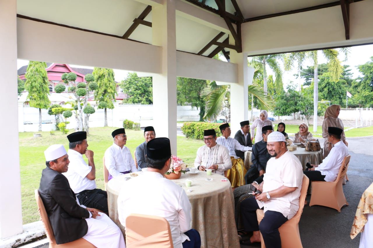 OPEN HOUSE -- Bupati Bulukumba, Andi Muchtar Ali Yusuf bersama Ketua TP PKK Bulukumba, Andi Herfida Muchtar menggelar open house di Rujab Bupati Bulukumba Senin (17/6). Acara diadakan sebagai bentuk silaturahmi dan kebersamaan setelah pelaksanaan Shalat Iduladha 1445 H.
