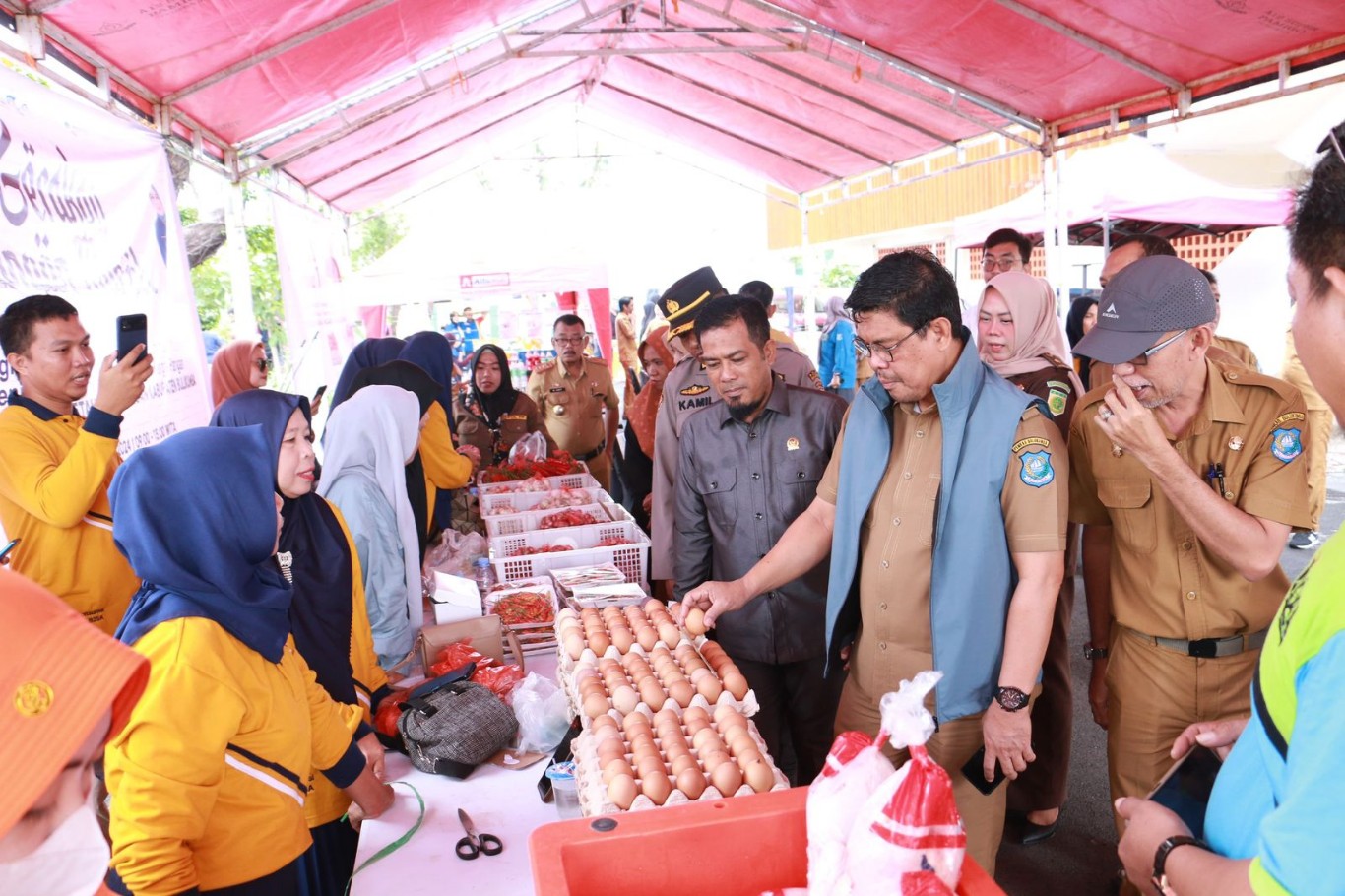 PASAR MURAH -- Pemkab Bulukumba kembali menggelar GPM yang dilaksanakan selama dua hari di Pelataran Gedung Pinisi, Selasa-Rabu (11-12/6). Wabup Edy Manaf hadir di lokasi pasar murah.