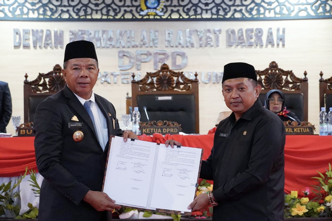 SETUJU -- Bupati Bulukumba Andi Muchtar Ali Yusuf dan Ketua DPRD Bulukumba H Rijal melakukan penandatanganan persetujuan bersama penetapan empat Ranperda menjadi peraturan daerah, di Ruang Rapat Paripurna DPRD, Senin (24/6).