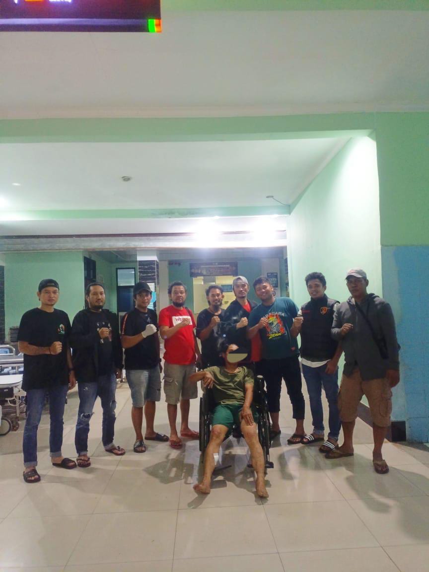 DITEMBAK -- Tim Resmob bersama Tim Opsnal Sat Intelkam Polres Bulukumba mengamankan pelaku pencurian AK alias AL (43) warga Kelurahan Cikoro Kecamatan Malakaji Kabupaten Gowa. Pelaku ditembak dan dijebloskan kedalamn sel Mapolres Sidrap 