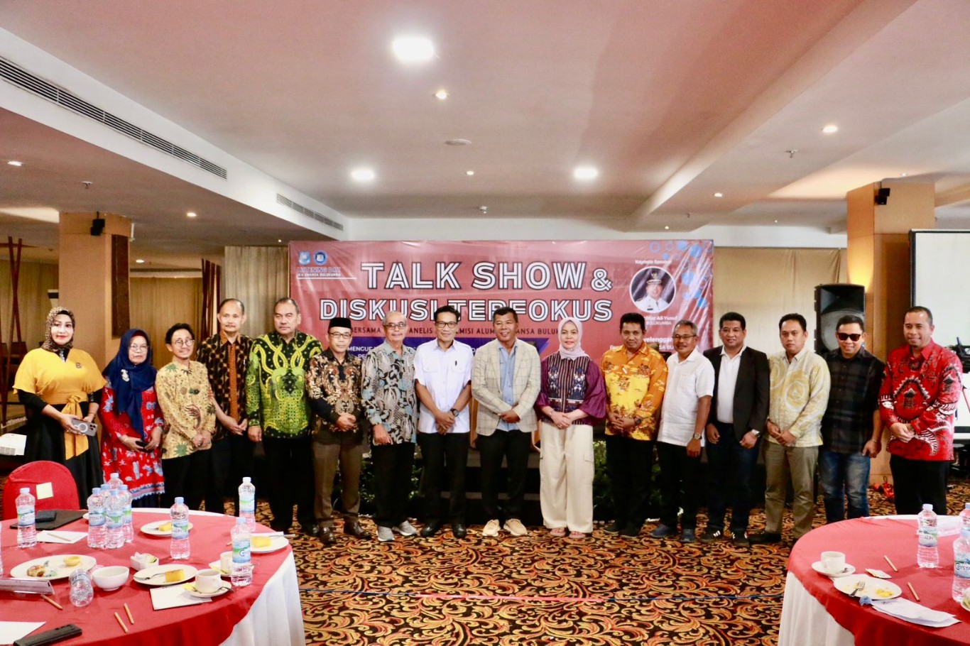 PANELIS -- Bupati Bulukumba Andi Muchtar Ali Yusuf foto bersama usai menjadi panelis pada kegiatan Diskusi Terfokus terkait peluang dan tantangan pembangunan di Kabupaten Bulukumba yang digelar Ikatan Alumni SMAN 1 (IKA Smansa) Bulukumba di Makassar, Sabtu (8/6).  