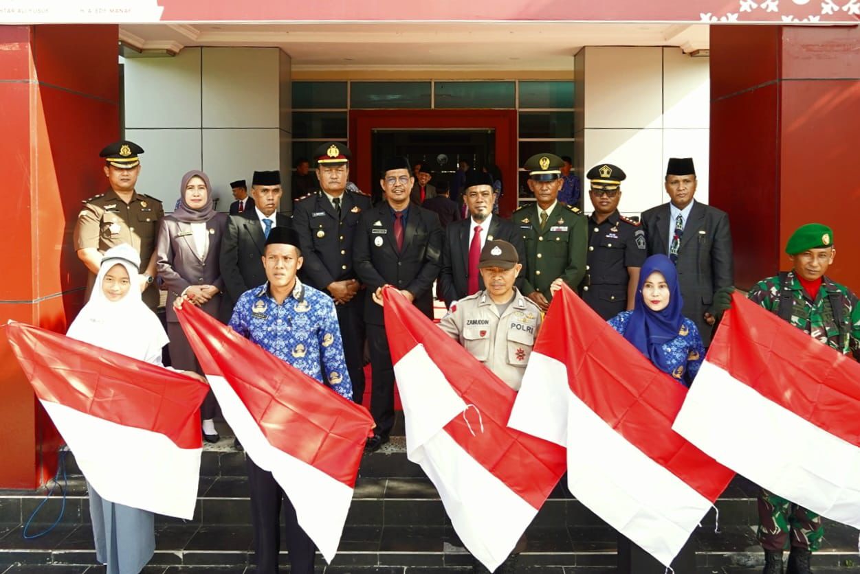UPACARA -- Wabup Bulukumba Andi Edy Manaf memimpin upacara Hari Lahir Pancasila di halaman Kantor Bupati Bulukumba dihadiri oleh berbagai elemen masyarakat, mulai dari pejabat pemerintahan, DPRD, Forkopimda, TNI/Polri, hingga pelajar, Sabtu (1/6).