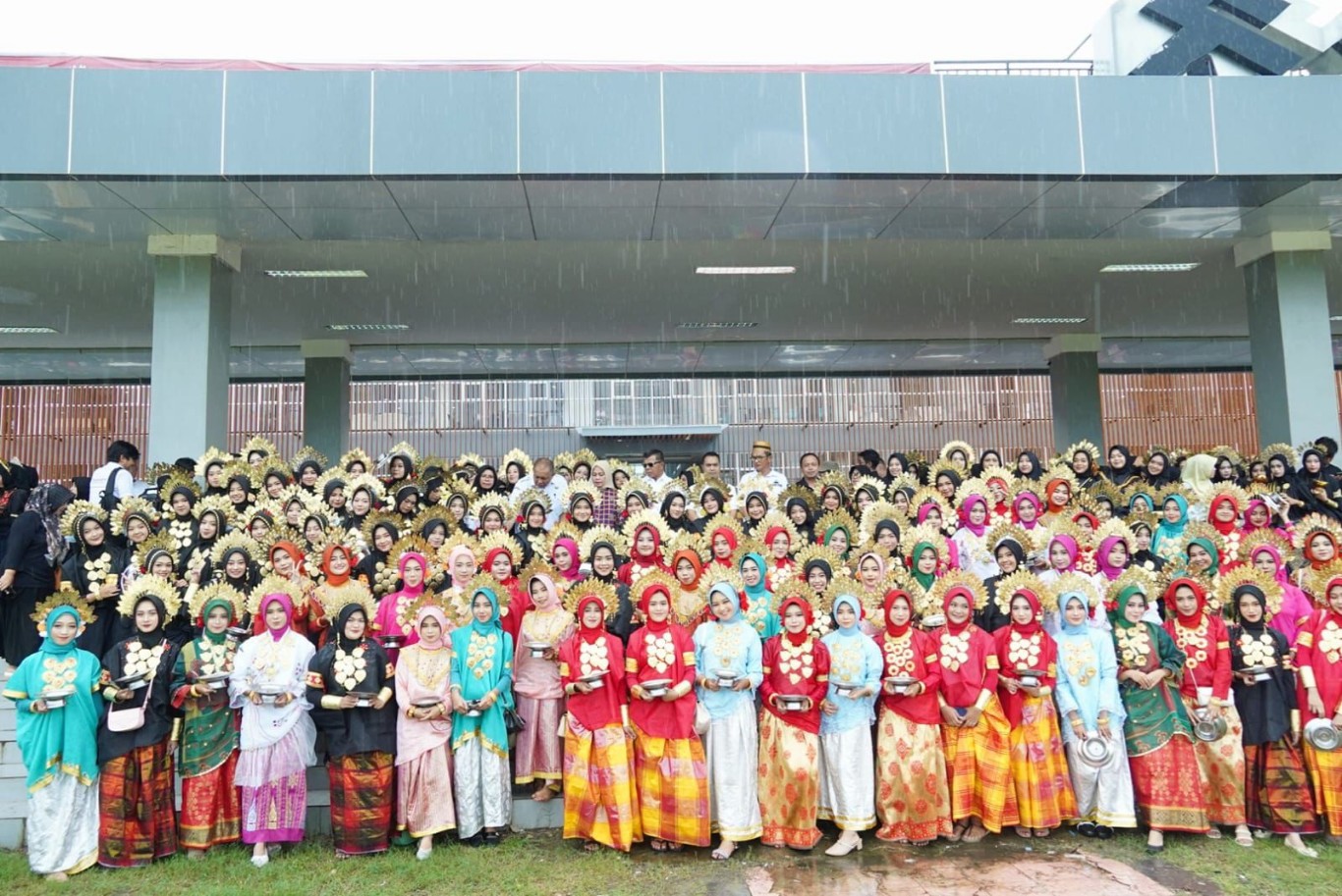 REKOR MURI --  Siswa-siswi SMA/SMK dan sederajat di Kabupaten Bulukumba mengambil bagian dari pemecahan rekor MURI. Pemecahan rekor MURI ini dikemas dalam even Sulsel Menari yang dilaksanakan secara serentak di 24 kabupaten kota se Sulsel, Rabu (12/6).