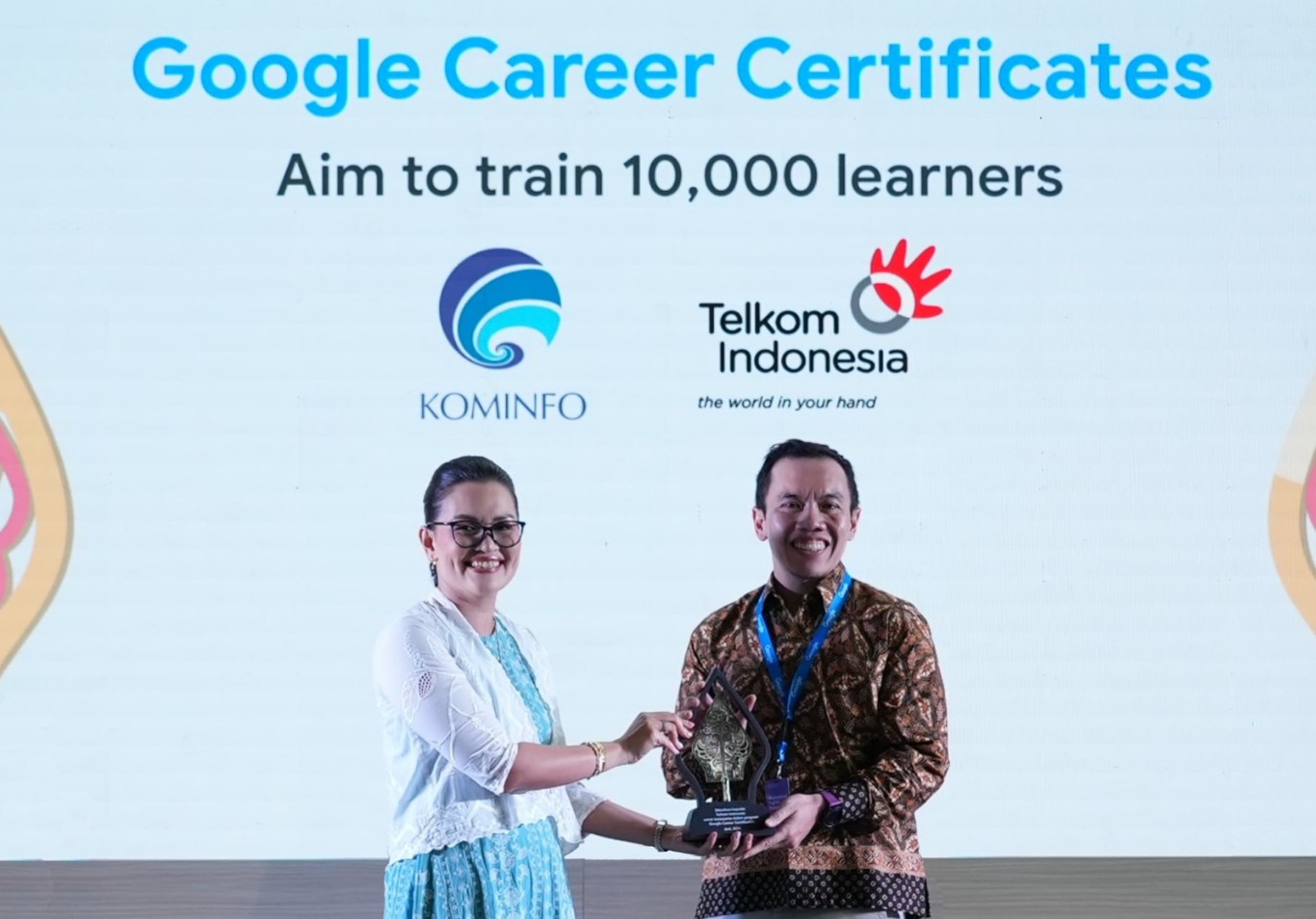 CINDERAMATA -- Direktur Digital Business Telkom, Fajrin Rasyid (kanan) menerima cinderamata dari Direktur Hubungan Pemerintahan dan Kebijakan Publik Google Indonesia, Putri Alam di Jakarta beberapa waktu lalu.