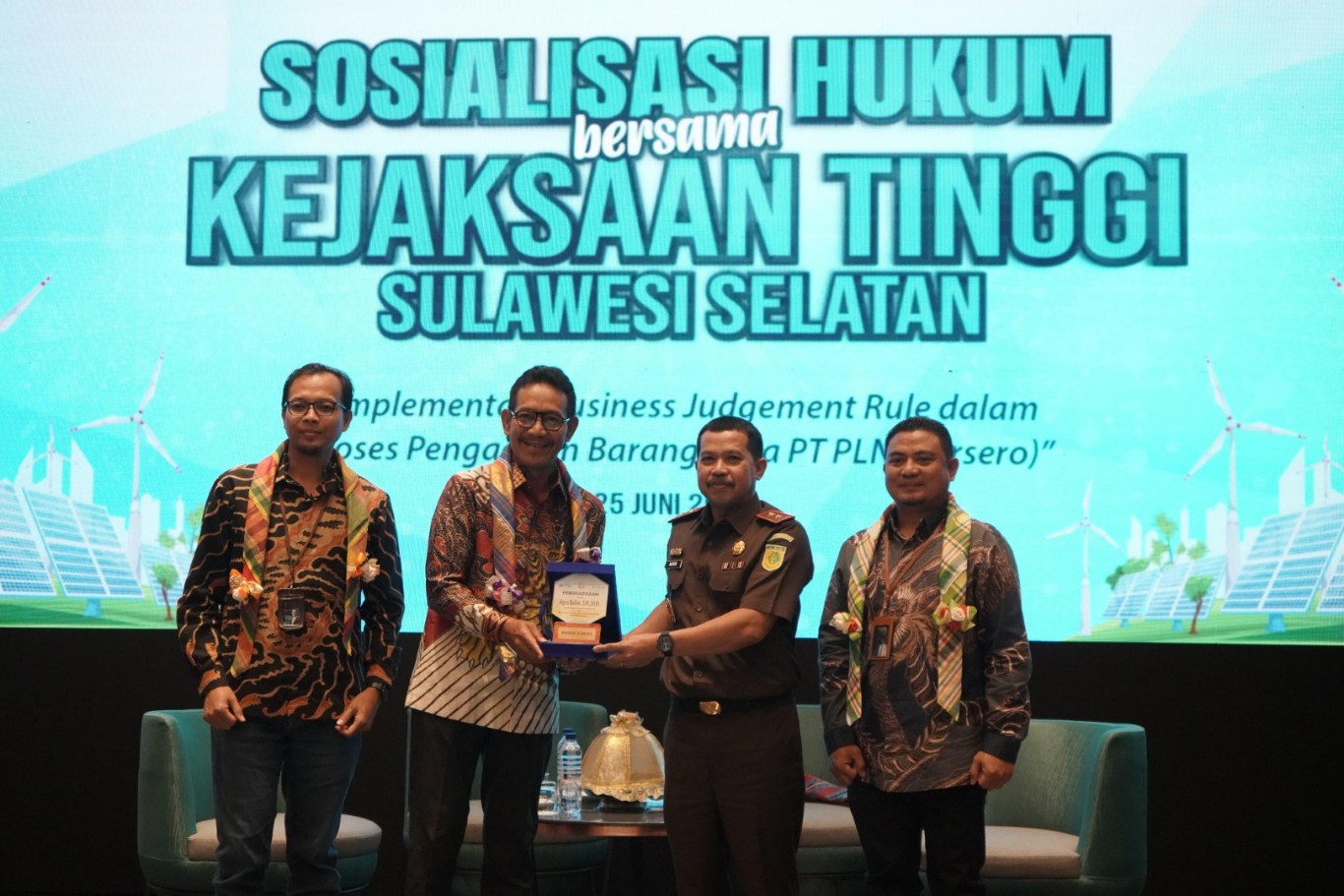 CINDERAMATA -- General Manager PT PLN (Persero) UID Sulselrabar, Moch. Andy Adchaminoerdin menyerahkan cinderamata kepada Kepala Kejati Sulsel, Agus Salim saat 'Sosialisasi Hukum Terkait Business Judgement Rule dalam Pengadaan Barang/Jasa PT PLN (Persero)'