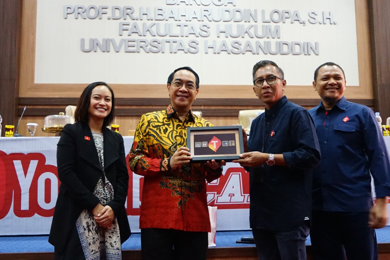 CINDERAMATA -- Vice President Consumer Business Telkomsel Area Pamasuka, Muharlis menyerahkan cinderamata kepada Rektor Unhas, Prof Jamaluddin Jompa.