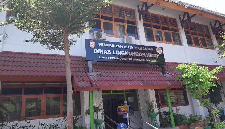 DLH Tertibkan Ratusan APK yang Rusak Pohon