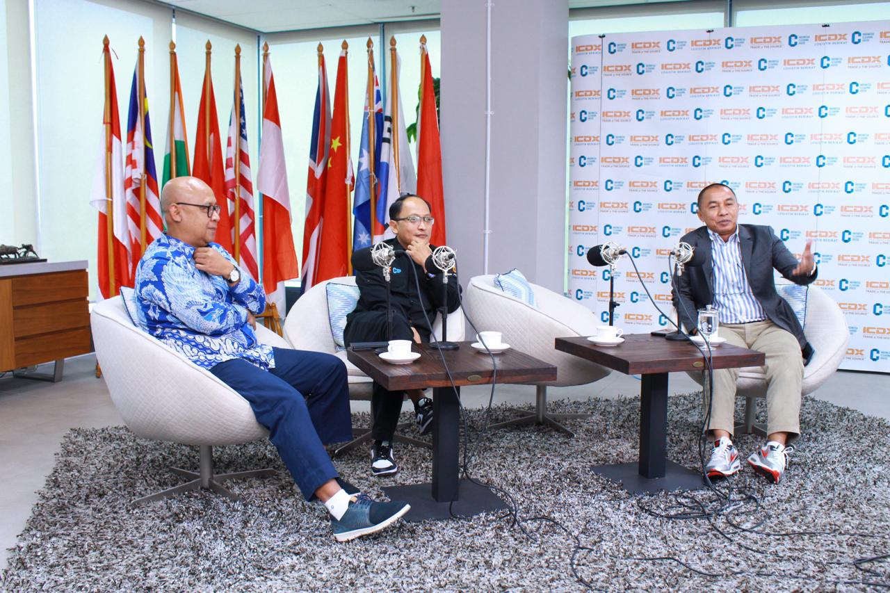 EDUKASI -- Board Member ICDX Group, Fajar Wibhiyadi (kiri), Head of Academy ICDX Group, Anang Wicaksono (tengah), dan Head of Corporate Communications ICDX Group, P Giri Hatmoko, saat menggelar edukasi tentang perdagangan berjangka komoditi kepada wartawan, Selasa, 4 Juni 2024. 