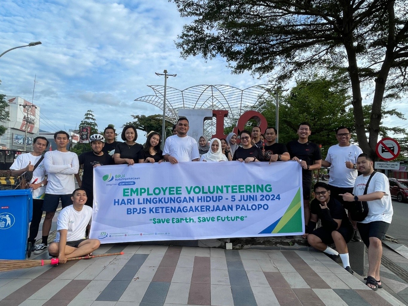 EMPLOYEE VOLUNTEERING -- Kepala BPJamsostek Palopo, Muminati (tengah) saat melaksanakan employee volunteering  bersama para karyawannya dalam rangka Hari Lingkungan Hidup. 