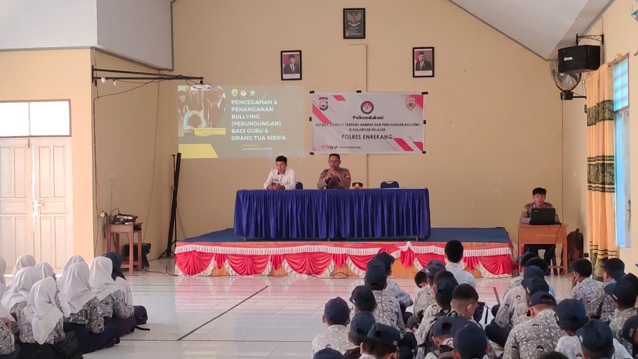 SOSIALISASI --  Bagian SDM Polres Enrekang menggelar kegiatan psikoedukasi tentang dampak dan pencegahan bullying dikalangan pelajar yang dilaksanakan di SMPN 1 Enrekang, Rabu (12/6). 