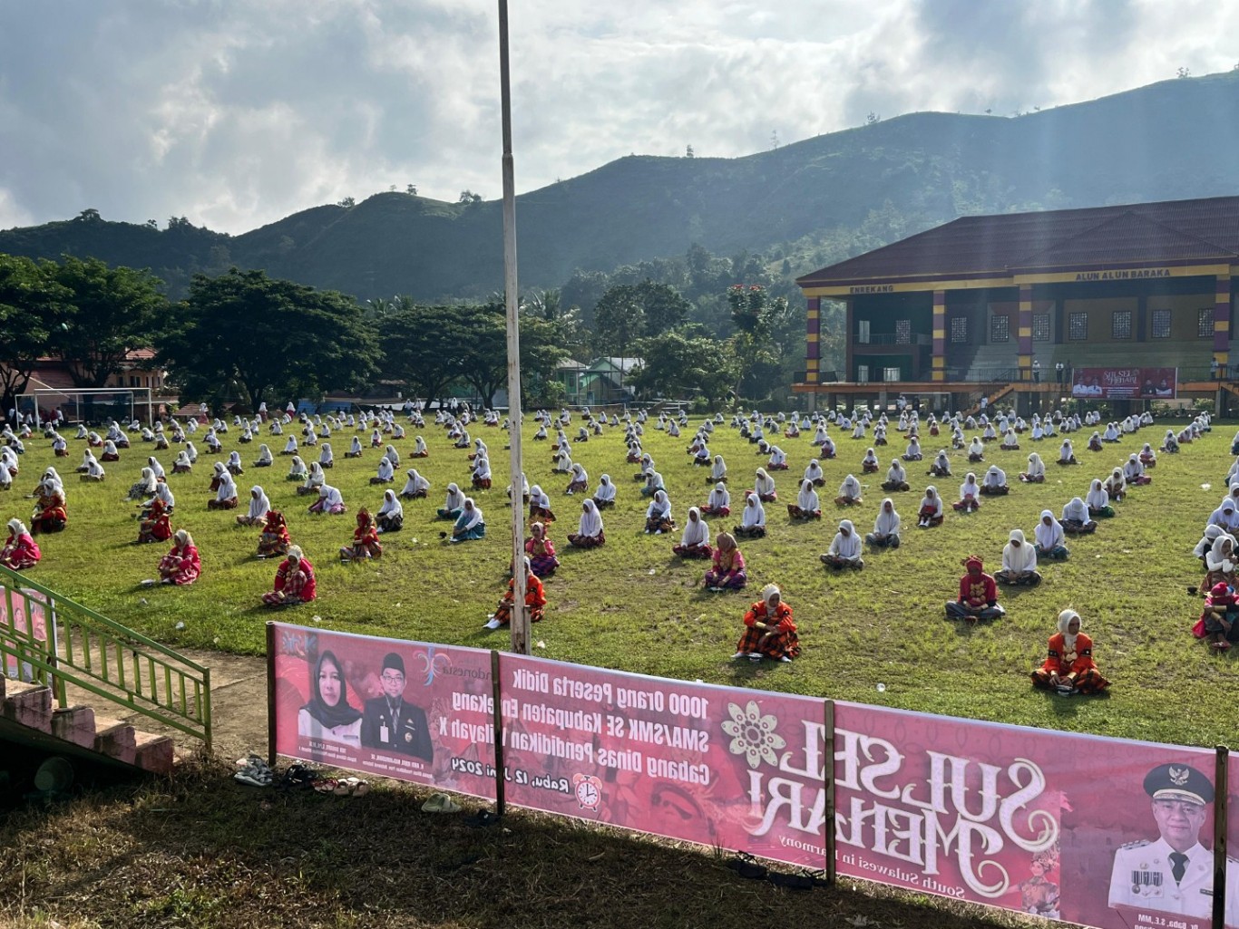 SULSEL MENARI -- Sebanyak 1.000 penari dari Kabupaten Enrekang turut berpartisipasi dalam Festival Sulsel Menari 2024 di Lapangan Alun-alun Kecamatan Baraka, Rabu (12/6). 