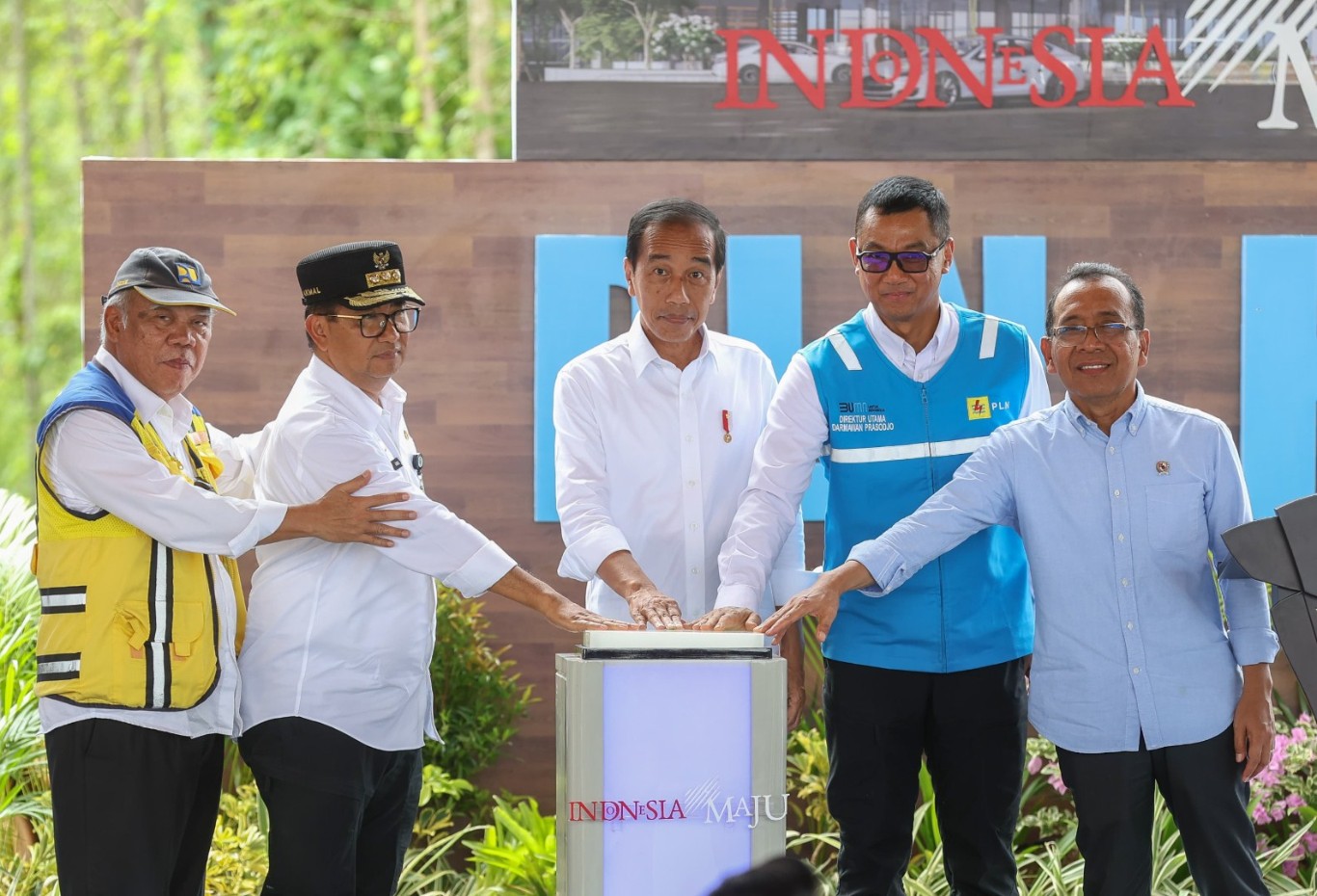 GROUNDBREAKING PLN HUB -- Seremoni _groundbreaking_ pembangunan PLN Hub di Pusat IKN yang dilakukan oleh Presiden Republik Indonesia Joko Widodo (tengah), Menteri Sekretaris Negara Praktikno (paling kanan), Menteri Pekerjaan Umum dan Perumahan Rakyat Basuki Hadimuljono (paling kiri), Direktur Utama PLN Darmawan Prasodjo (kedua dari kanan) dan Pj Gubernur Kalimantan Timur Akmal Malik (kedua dari kiri). 