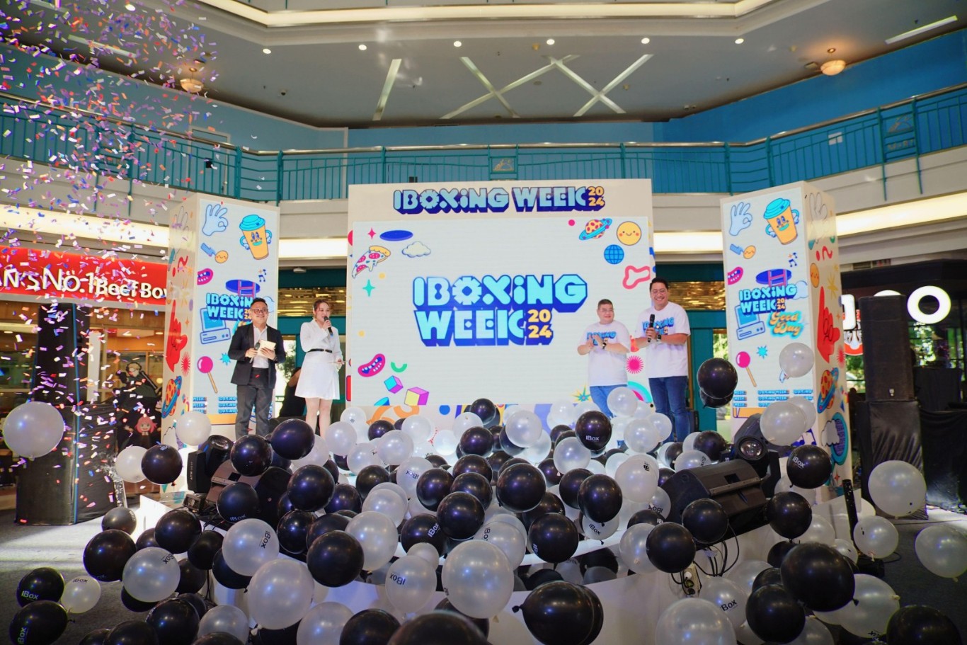 IBOXING -- Suasana iBoxing Week yang digelar Erajaya di Mall Ratu Indah Makassar.