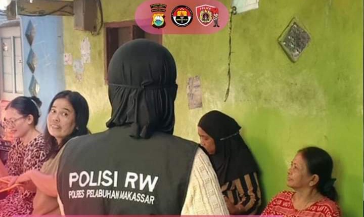 IST IMBAUAN -- Salah seorang polisi RW dari Polres Pelabuhan Makassar yang memberikan ajakan dan imbauan kepada warga agar menghindari tindakan kejahatan di lingkungan sekitarnya.