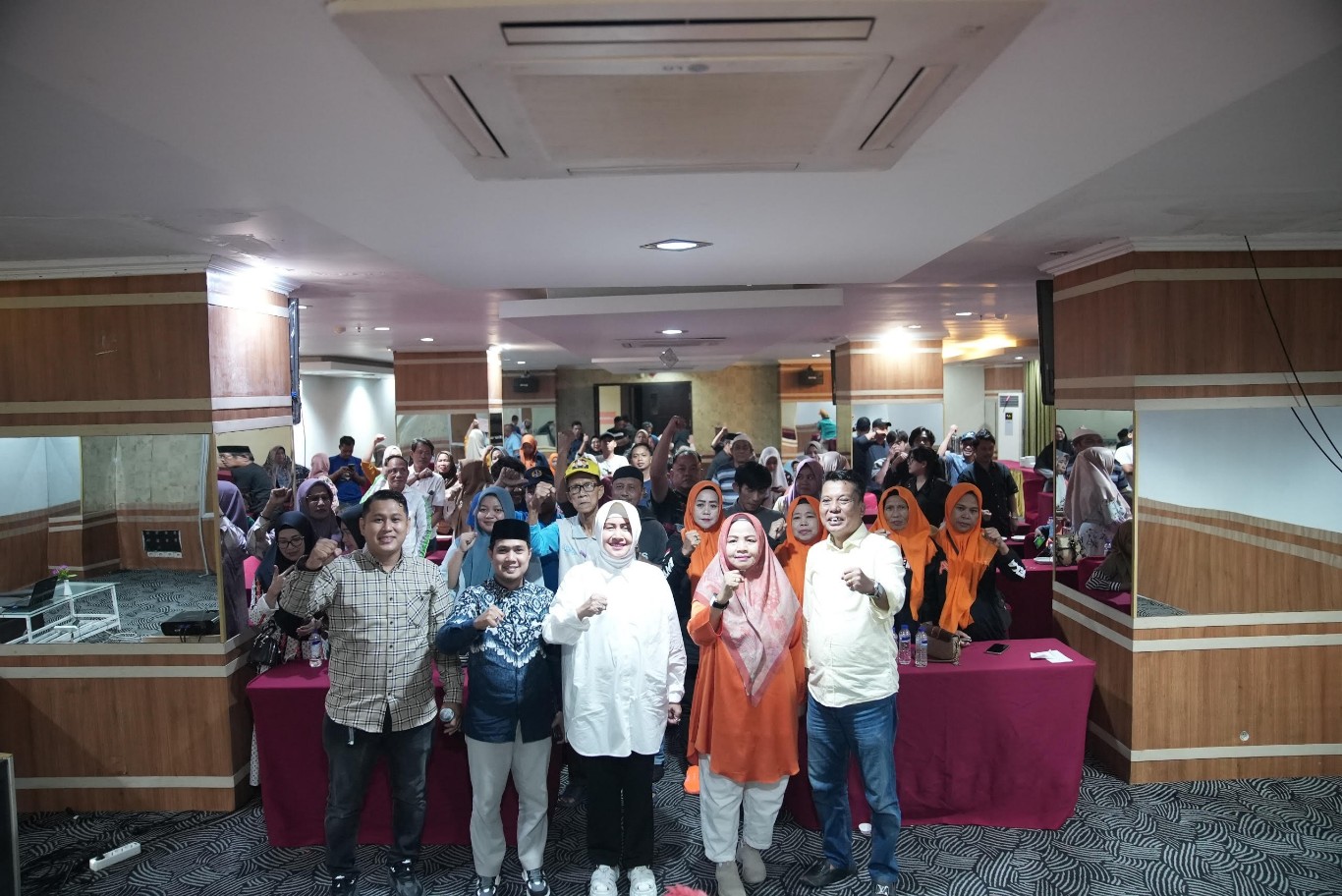 ist FOTO BERSAMA--Ketua TP PKK Kota Makassar foto bersama peserta Sosialisasi Peraturan Daerah Nomor 1 Tahun 2019 Tentang Penyelenggaraan Pendidikan di Hotel Lynt, Minggu (23/6).