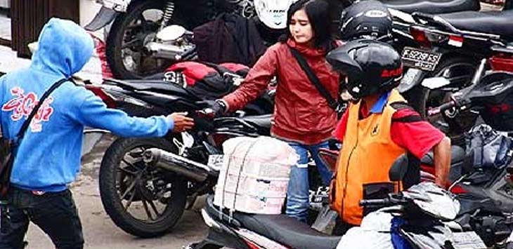 int KEBOCORAN--Anggota DPRD Makassar merekomendasikan adanya evaluasi jajaran Direksi BUMD termasuk Perumda Parkir Raya Makassar karena masih ditemukannya kebocoran pendapatan parkir oleh maraknya juru parkir liar.Tampak jukir di sejumlah titik di kota Makassar.