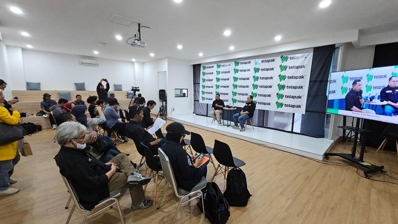 JUMPA PERS -- Ketua Tim, Muhammad Djufryhard didampingi Wakil Ketua Tim, Martian Sugiarto, menggelar jumpa pers secara hybrid terkait hasil kunjungan dan kajian baik dari sisi Sosial, Ekonomi dan Lingkungan pada 5 desa yang masuk dalam lingkar kawasan konsesi pertambangan di Blok Tanamalia PT Vale Indonesia.