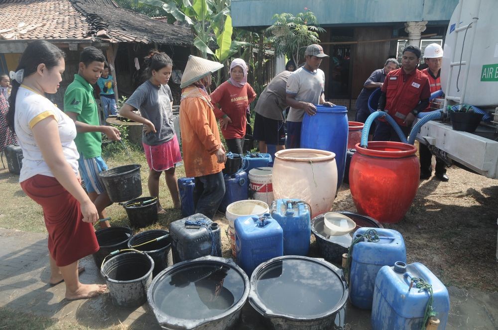 int DAMPAK--Kekeringan yang melanda Sulsel di musim kemarau menyebabkan berbagai dampak buruk seperti suplay air bersih di kota Makassar yang terganggu termasuk lahan pertanian. Tampak warga sedang mengantri air bersih dari PDAM Kota Makassar.