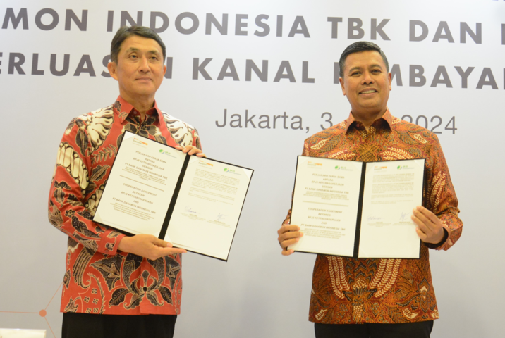 KERJA SAMA -- Direktur Utama BPJS Ketenagakerjaan, Anggoro Eko Cahyo (kanan) dan Direktur Utama PT Bank Danamon Indonesia Tbk, Daisuke Ejima, memperlihatkan naskah kerja sama yang telah ditandatangani terkait perluasan kanal pembayaran iuran.